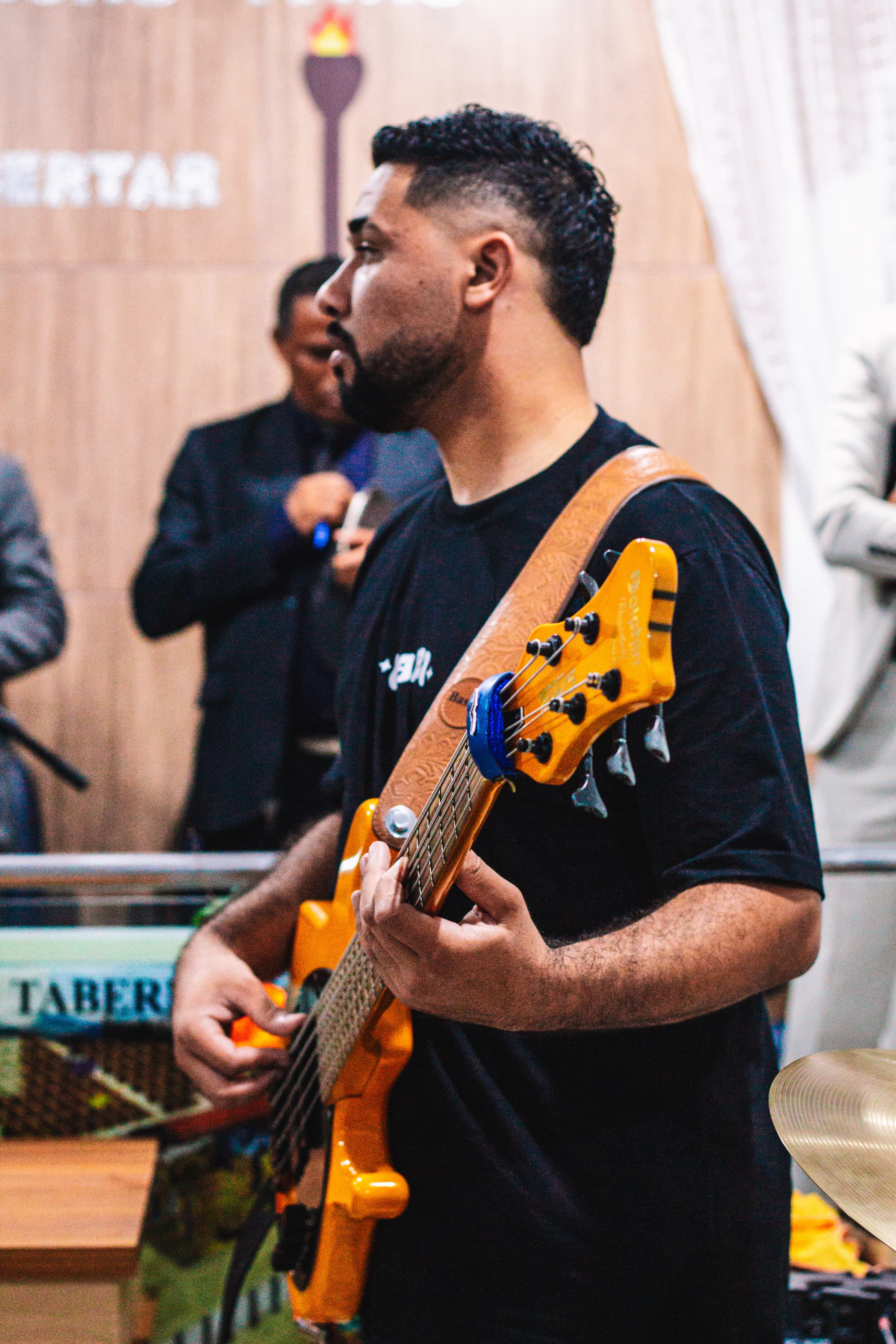 Omar Oshima, baixista do projeto de louvor e adoração Da Sala Pra Fora.