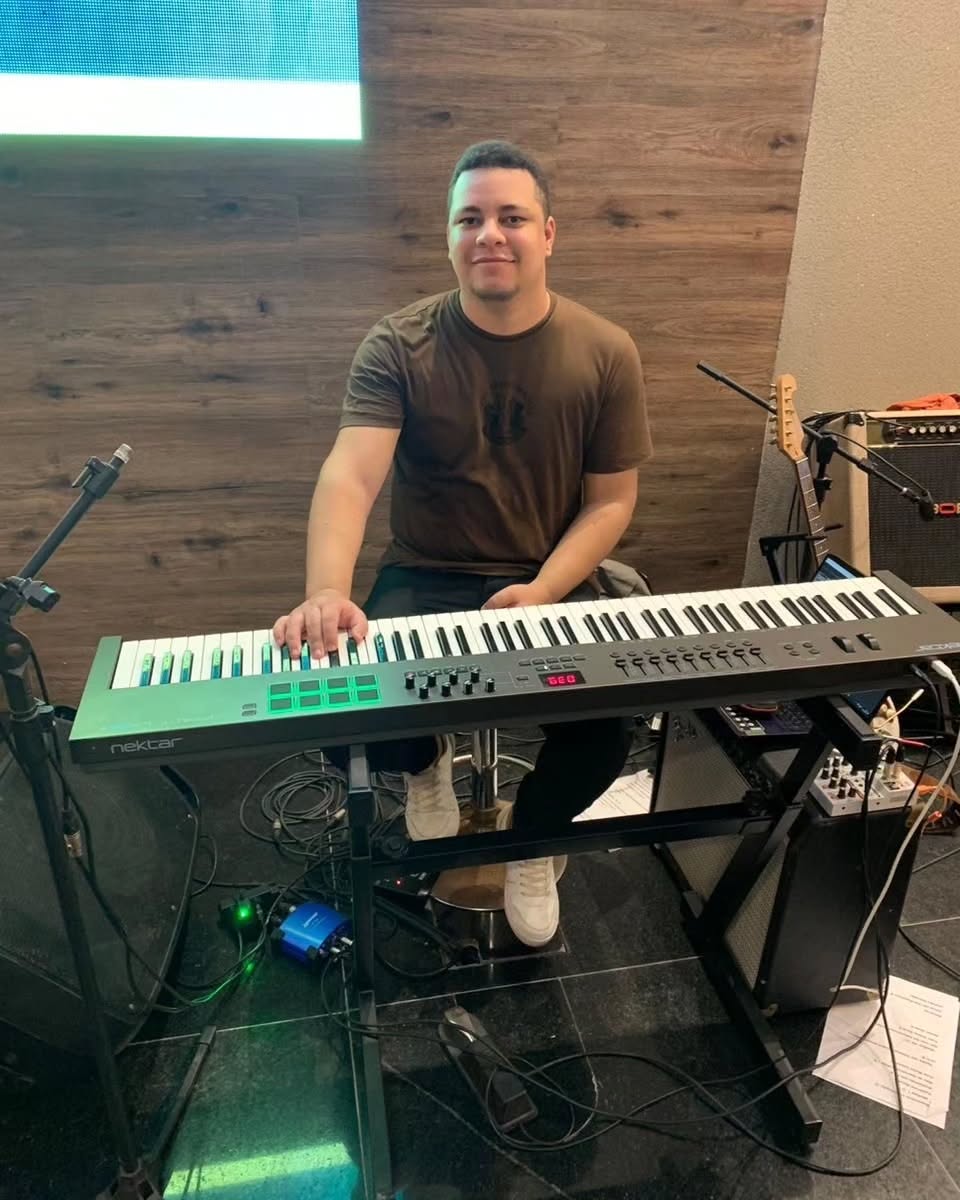 Herbert Oliveira, tecladista do projeto de música gospel Da Sala Pra Fora.